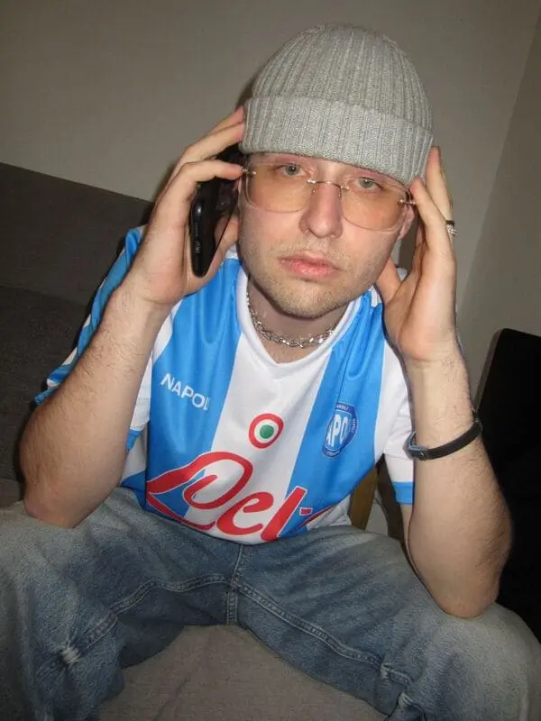 ThiefInTheNight mit Mütze und Brille telefoniert