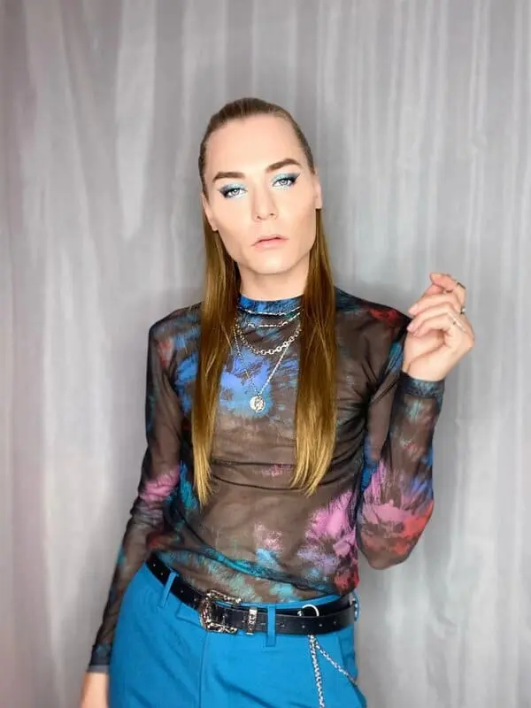Johnnylicious Posing blaue Hose buntes Oberteil