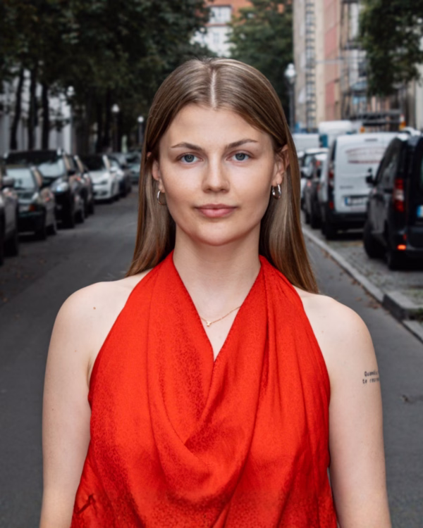 Sveni mit rotem Shirt